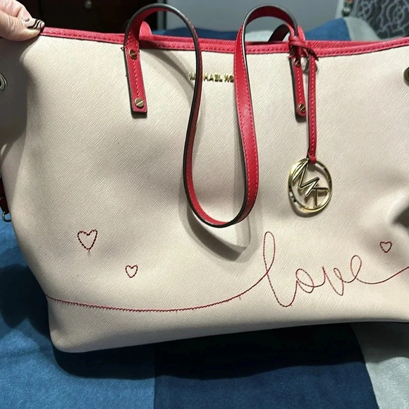 MK Michael Kors LOVE Drawstring Ballet Pink Voyager Jet Tote Bag - Picture 3 of 8